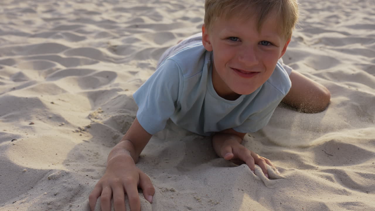 해변에서 놀이하는 아이