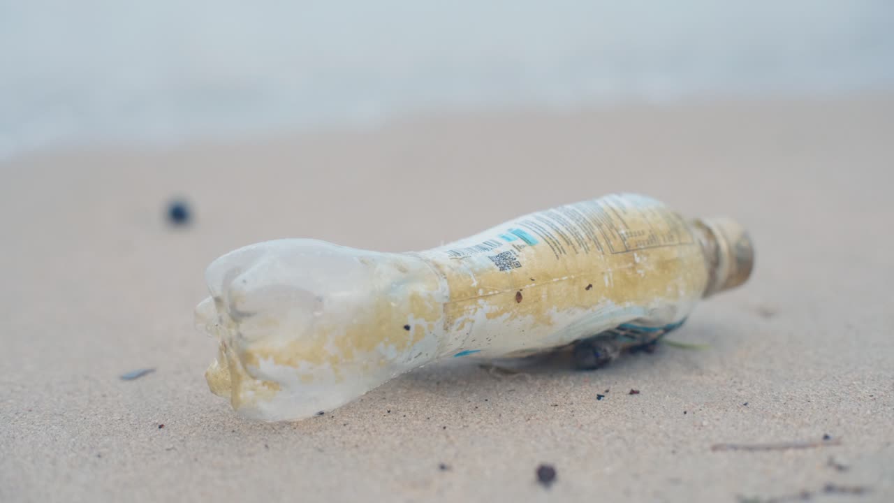 먼 북부 오스트레일리아의 외 해변에 쓰레기가 아져 나왔습니다.