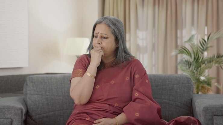 estresada y tensa anciana india