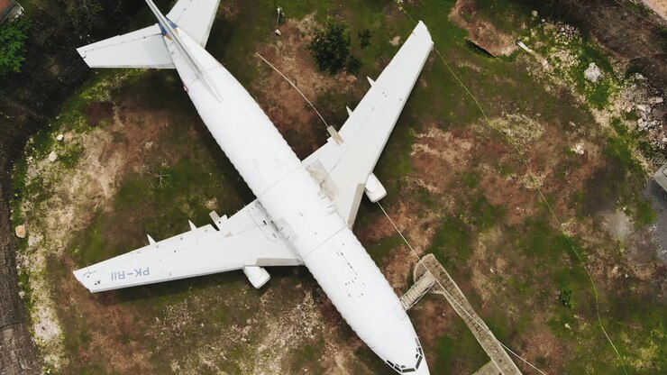 Nedadgående luftfoto oppefra af det forladte fly på Bali, Indonesien