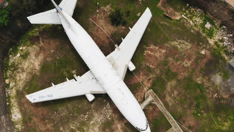 vista aérea descendente de arriba hacia abajo del avión abandonado en bali, indonesia