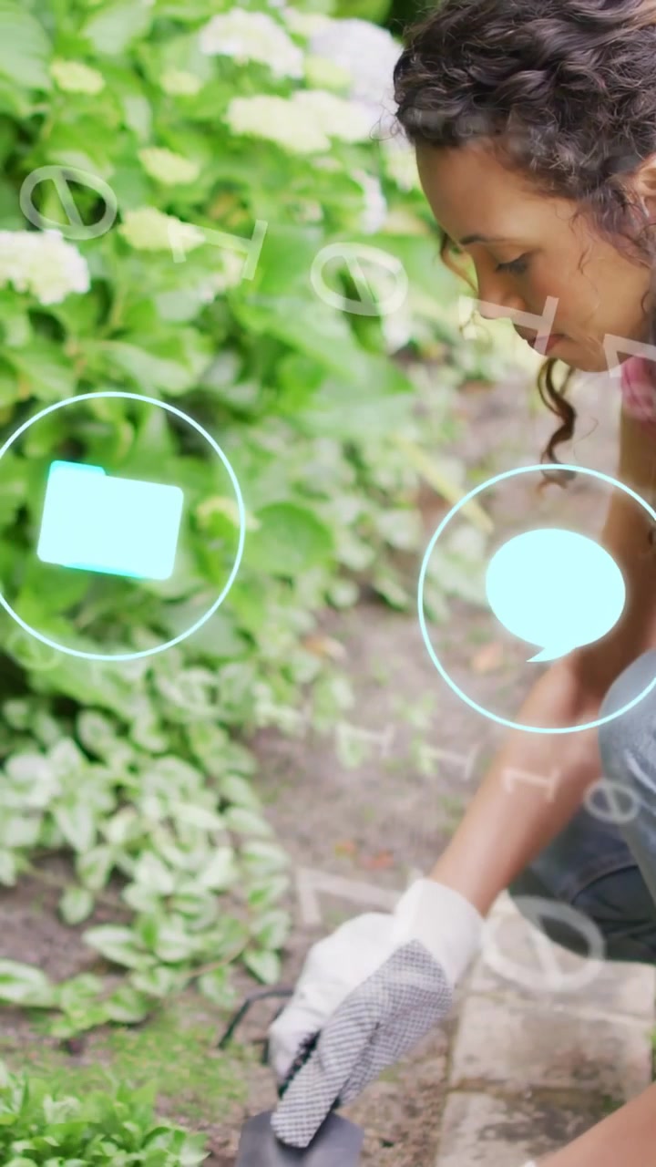 Video verticale: Giardiniere inginocchiato che lavora il terreno, rastrellando, vangando e piantando, con icone UI sopra le mani
