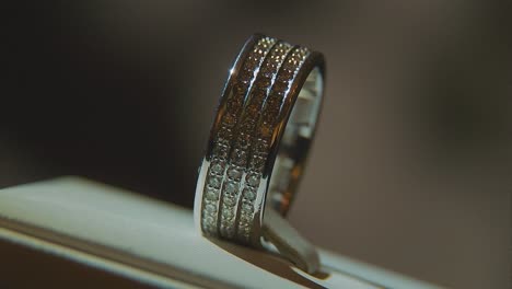exhibición de anillos de diamantes