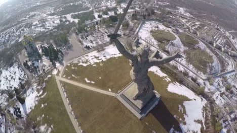volando sobre la estatua monumental de la patria llama en volgograd rusia