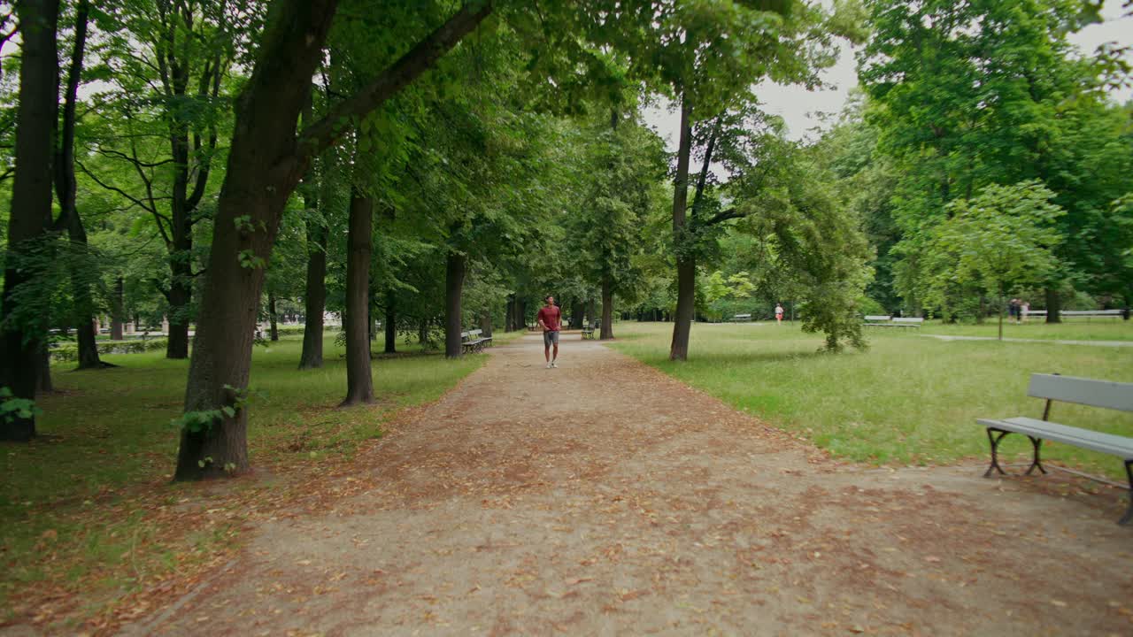 Uomo che corre su un sentiero in un parco