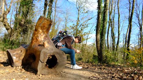 hombre sentado en el bosque