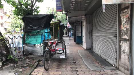india encerrada con calles vacías y tiendas cerradas
