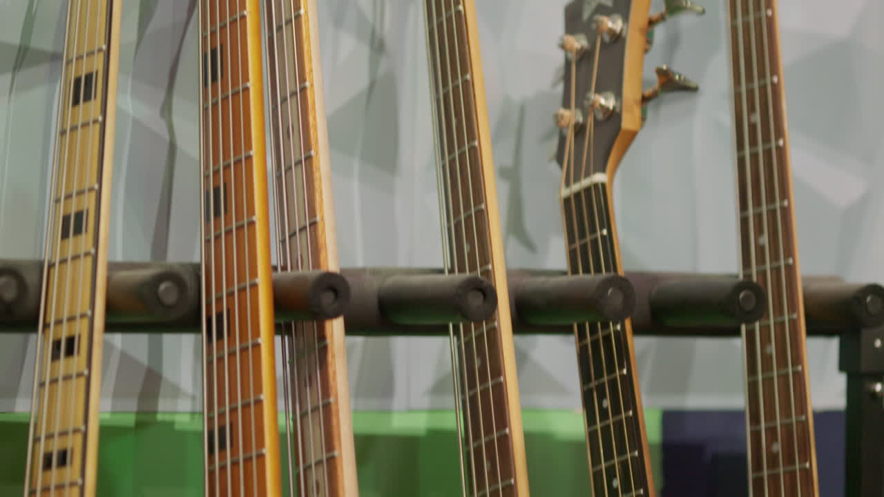 una pila de guitarras eléctricas