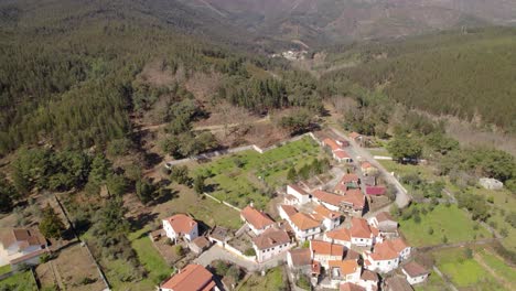 Revelación-Aérea-Del-Campelo---Un-Pequeño-Pueblo-Escondido-En-Las-Montañas-Centrales-De-Portugal