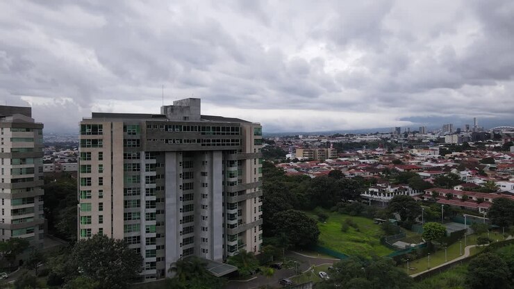 Imagem aérea orbitando arranha-céus e edifícios na cidade de San Jose, Costa Rica.