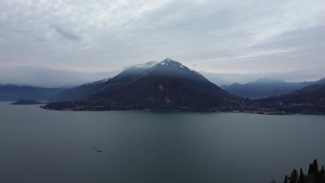 Este-Es-Quizás-Un-Día-Nublado-Feo,-Porque-Es-Gris,-Triste-Y-Nostálgico,-Pero-Cuenta-Muchas-Historias-Con-Agua,-Cielo-Y-Movimientos-De-Drones.