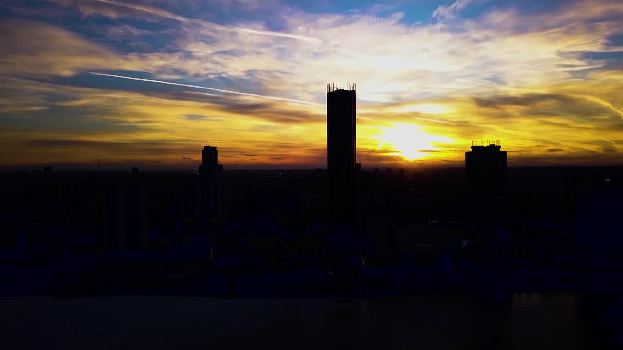 silueta del atardecer en el horizonte de la ciudad