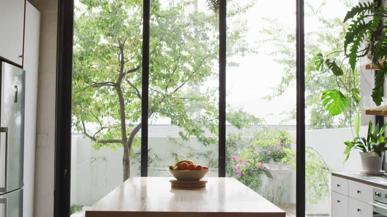 테이블 위 에 과일 이 있는 빈 주방 의 일반적 인 전망