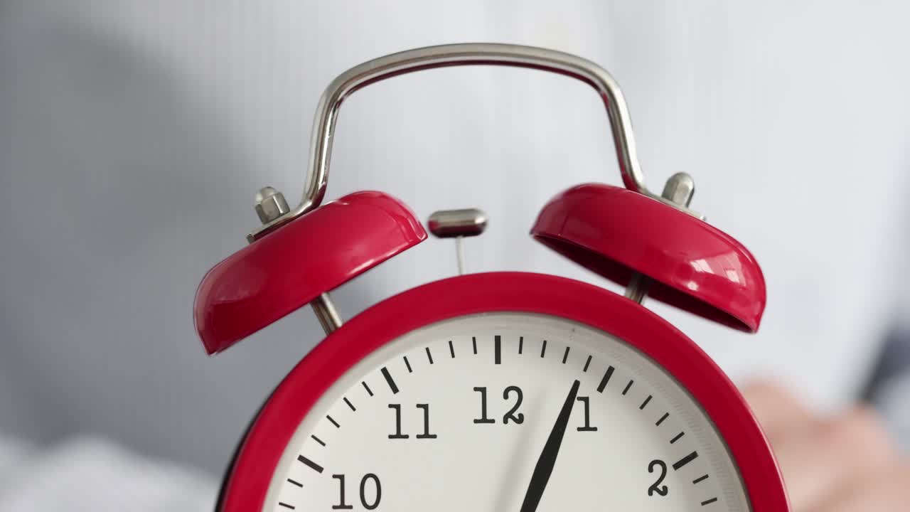 두 개의 종으로 빨간 알람 시계가 울리는 느린 동작 4k 영화