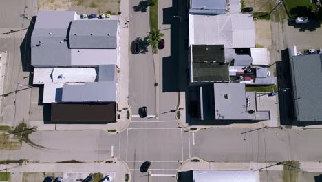 una vista aérea de arriba hacia abajo de un pequeño municipio agrícola rural en el centro de la calle principal de killarney, manitoba, canadá