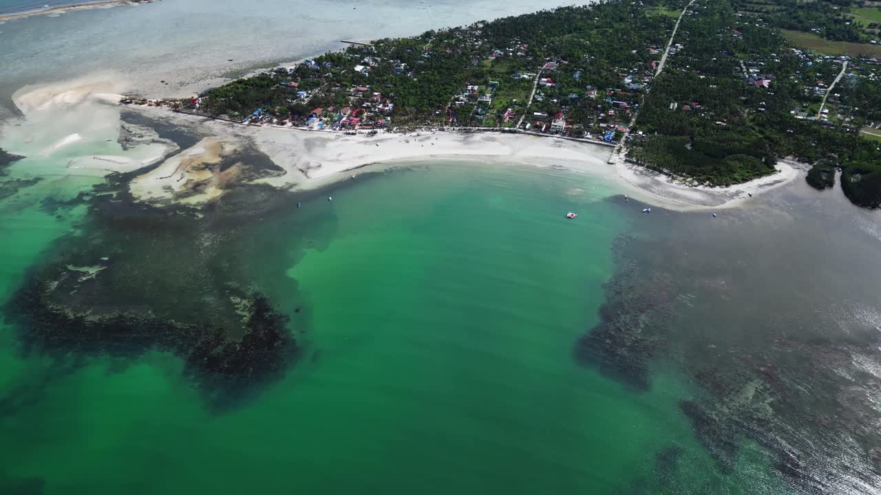 Ripresa aerea a bassa quota che rivela palme, sabbia bianca brillante e acqua cristallina dell'isola a Tondol.