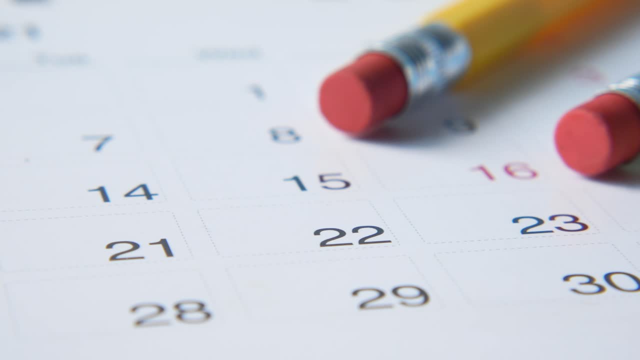 lápices en un calendario