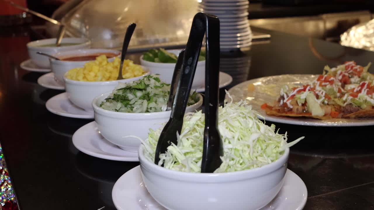 멕시코 소스 를 준비 하기 위한 양배추, 양파, 옥수수 를 담은 용기