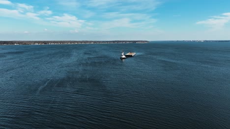 azules saturados sobre el lago y el barco