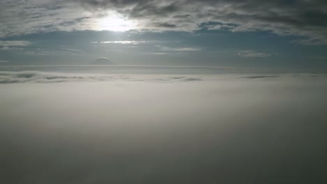 White-Clouds-Reveal-The-Majestic-Mount-Rainier-Stratovolcano-At-Early-Morning-In-Washington,-USA