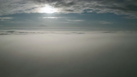 weiße wolken enthüllen den majestätischen stratovulkan mount rainier am frühen morgen in washington, usa