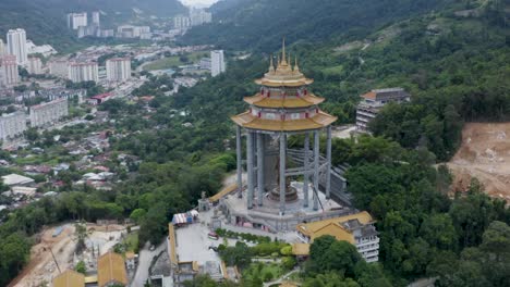 Hermosa-Toma-De-Seguimiento-Del-Templo-Kek-Lok-Si,-Estatua-De-Kuan-Yin,-Vista-Total-De-Penang-Hill-Malasia,-Vista-Aérea,-Luz-Del-Día