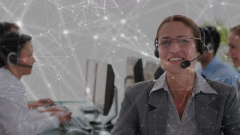 animazione della rete di connessioni su uomini d'affari che indossano cuffie telefoniche