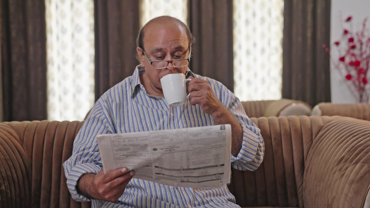 anciano indio leyendo el periódico por la mañana