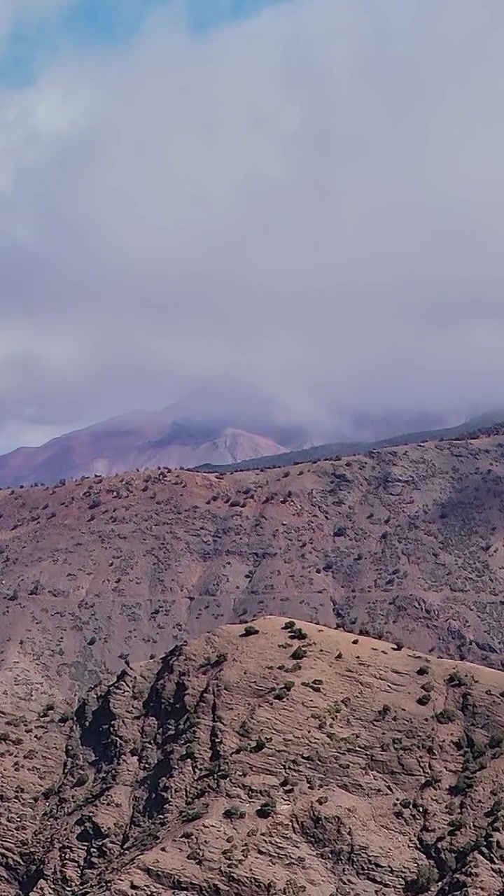 Vista aerea di montagne e nuvole in Marocco durante il giorno.