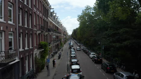 Calle-Típica-Holandesa-En-Un-Hermoso-Día-De-Otoño-Con-Nubes-Y-Cielo-Azul