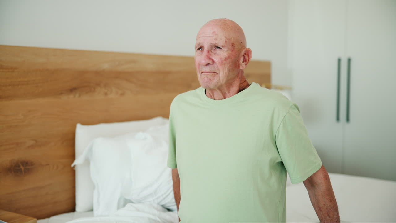 Uomo anziano in camera da letto