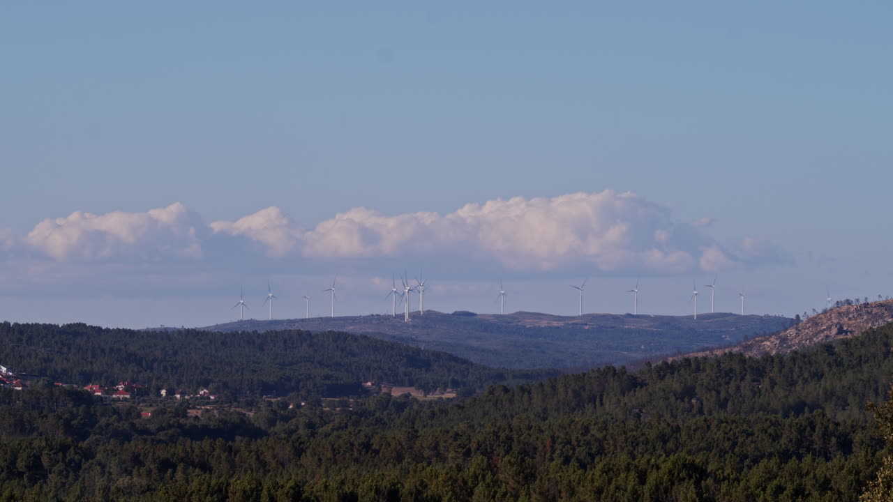 배경에 빠르게 움직이는 구름과 함께 풍력 터빈 시간 경과