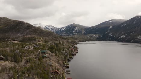 Drone-Acercándose-A-La-Montaña-Ptarmigan-Desde-El-Gran-Lago-Colorado-Con-Una-Tormenta-De-Nieve-Sobre-El-Pico