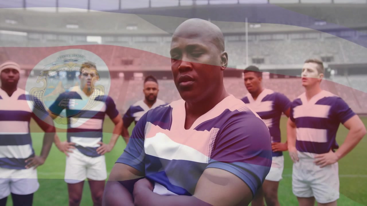 Jogadores de Rugby de pé no campo com sobreposição da bandeira da Costa Rica.