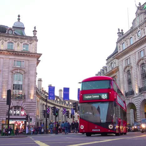 Am-Frühen-Abend-Bewegt-Sich-Der-Doppeldeckerbus-Und-Der-Londoner-Taxiverkehr-Durch-Den-Piccadilly-Circus-2