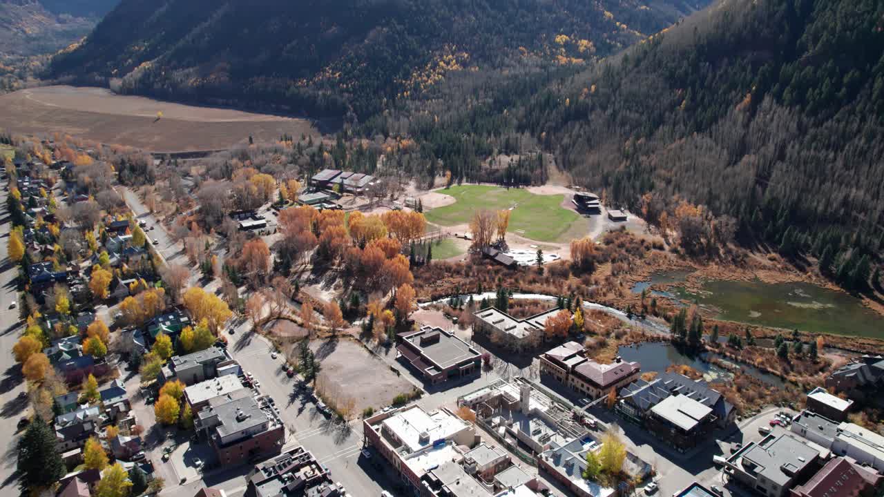 drone disparado en órbita alrededor del parque de la ciudad en telluride, co en la temporada de otoño