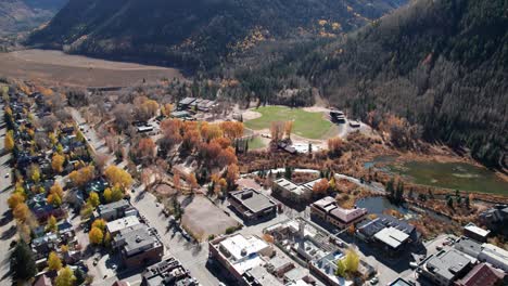 Disparo-De-Un-Dron-Orbitando-Alrededor-Del-Parque-De-La-Ciudad-En-Telluride,-Colorado,-En-La-Temporada-De-Otoño