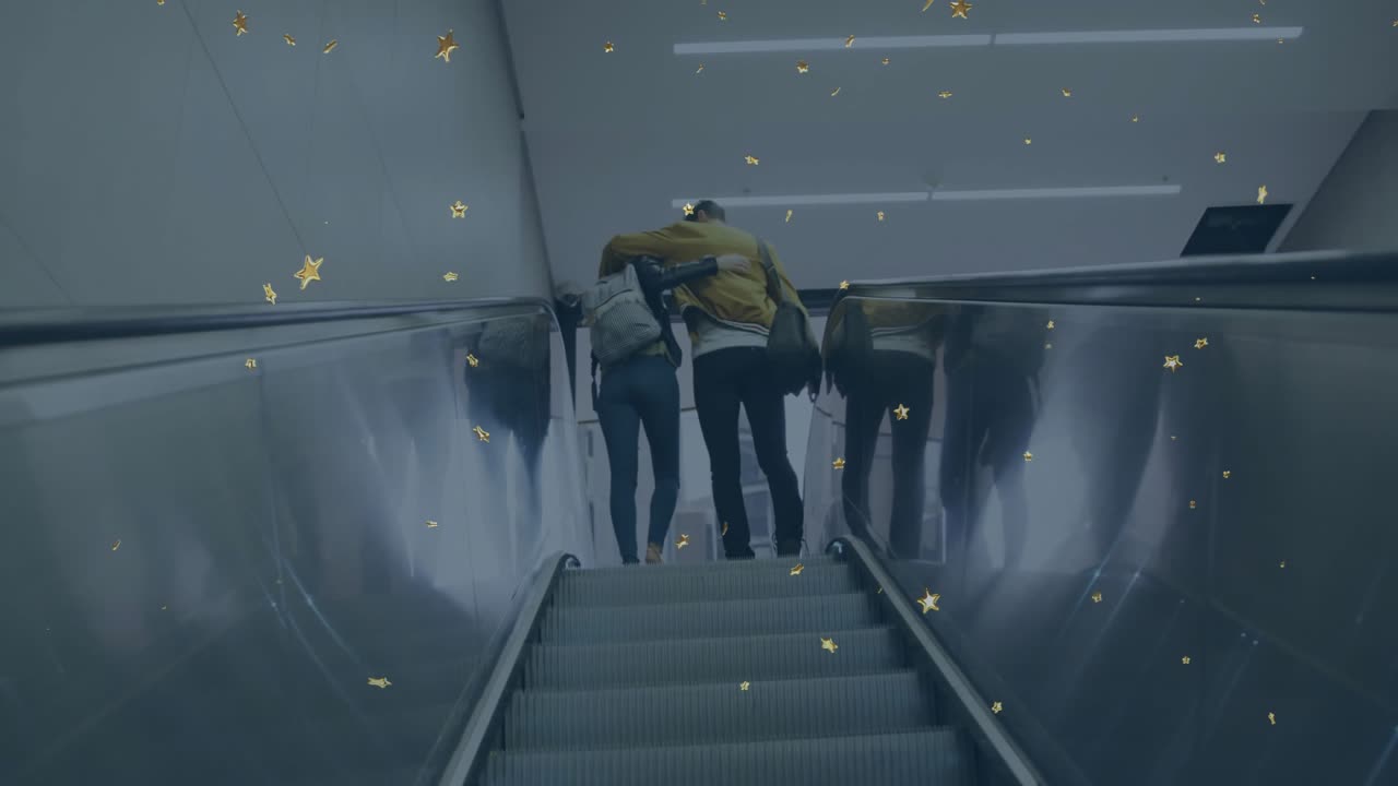 På en rulletrappe omfavner et par hinanden med animation af stjerner, der omgiver dem.