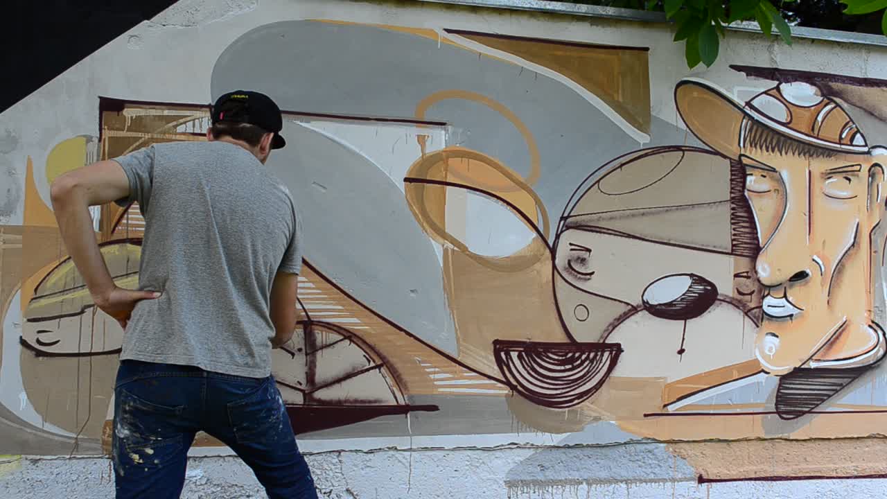 El artista dibuja grafitis, imagen de la persona con una pipa
