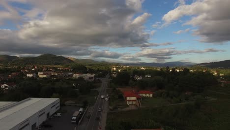 Auto-Auf-Der-Straße-Auf-Dem-Land-Szene-In-Ländlicher-Landschaft