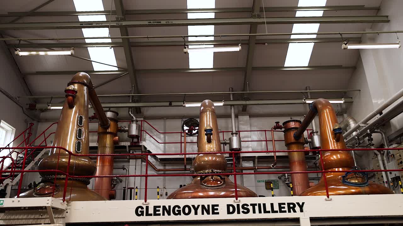 los alambiques de cobre dentro de la destilería de glengoyne, en glasgow, escocia