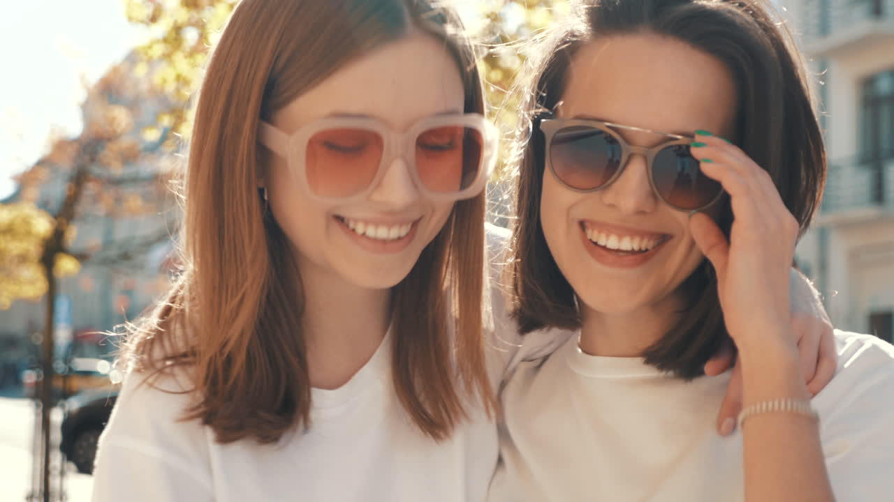 두 여자 친구가 야외에서 미소 짓고 있습니다.