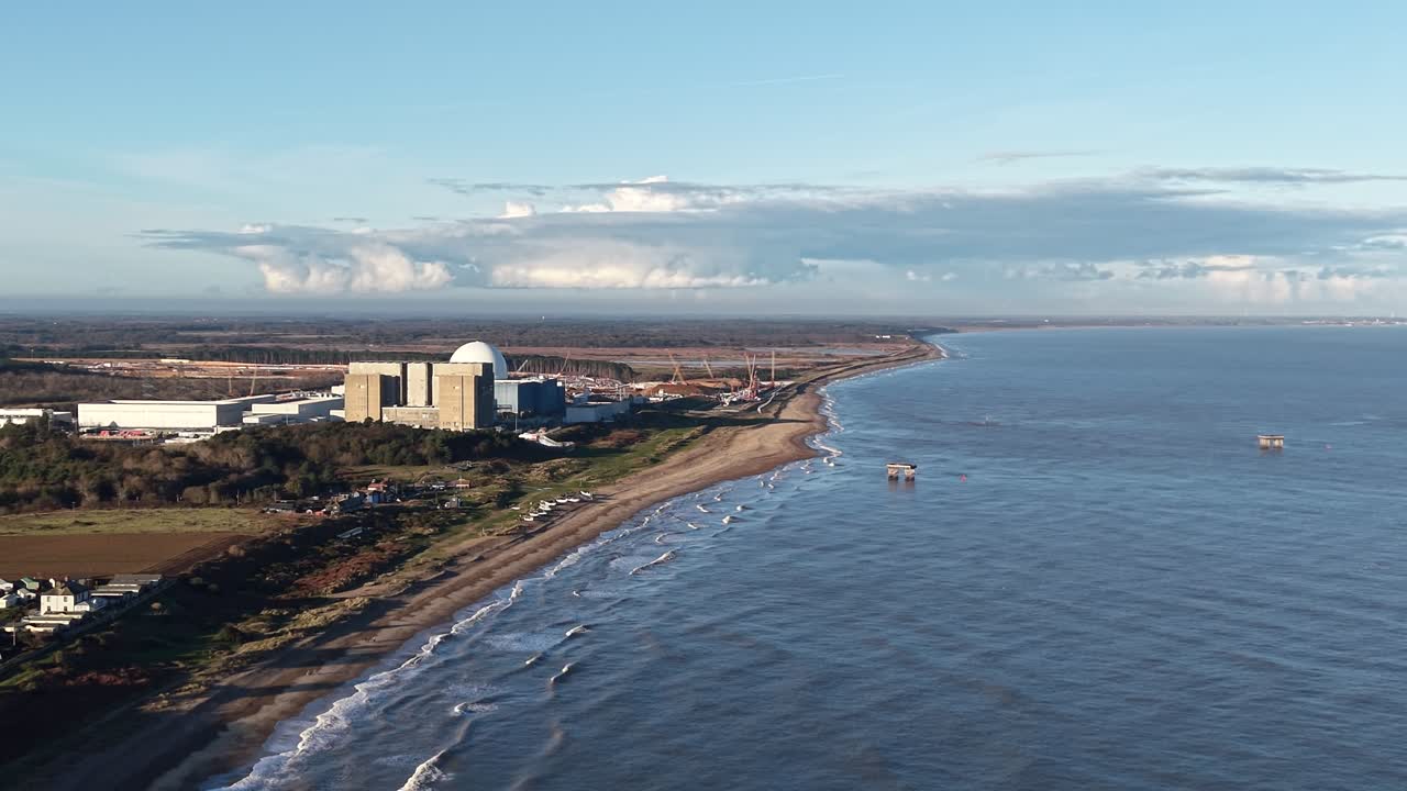 Ripresa aerea panoramica con drone della centrale nucleare di Sizewell, Suffolk, Regno Unito