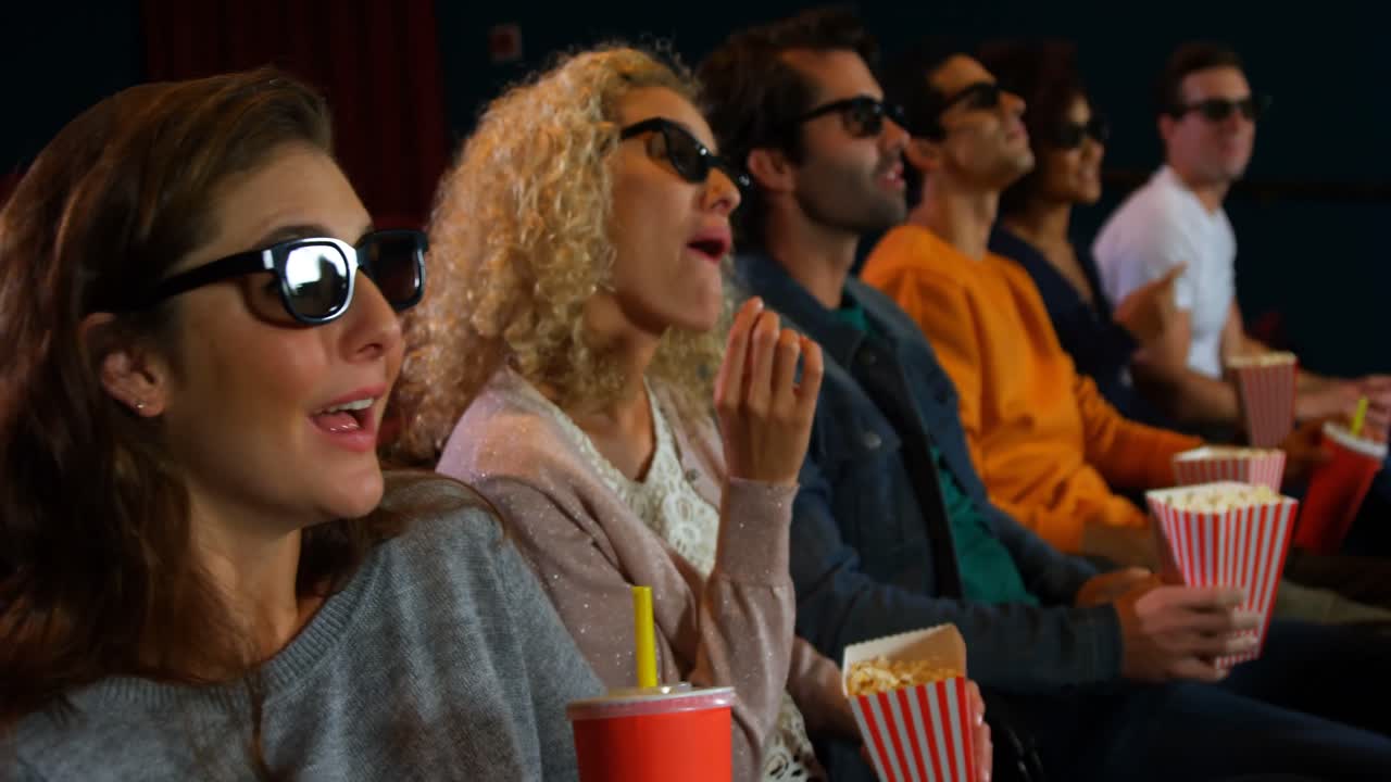 grupo de personas viendo una película en el cine 4k
