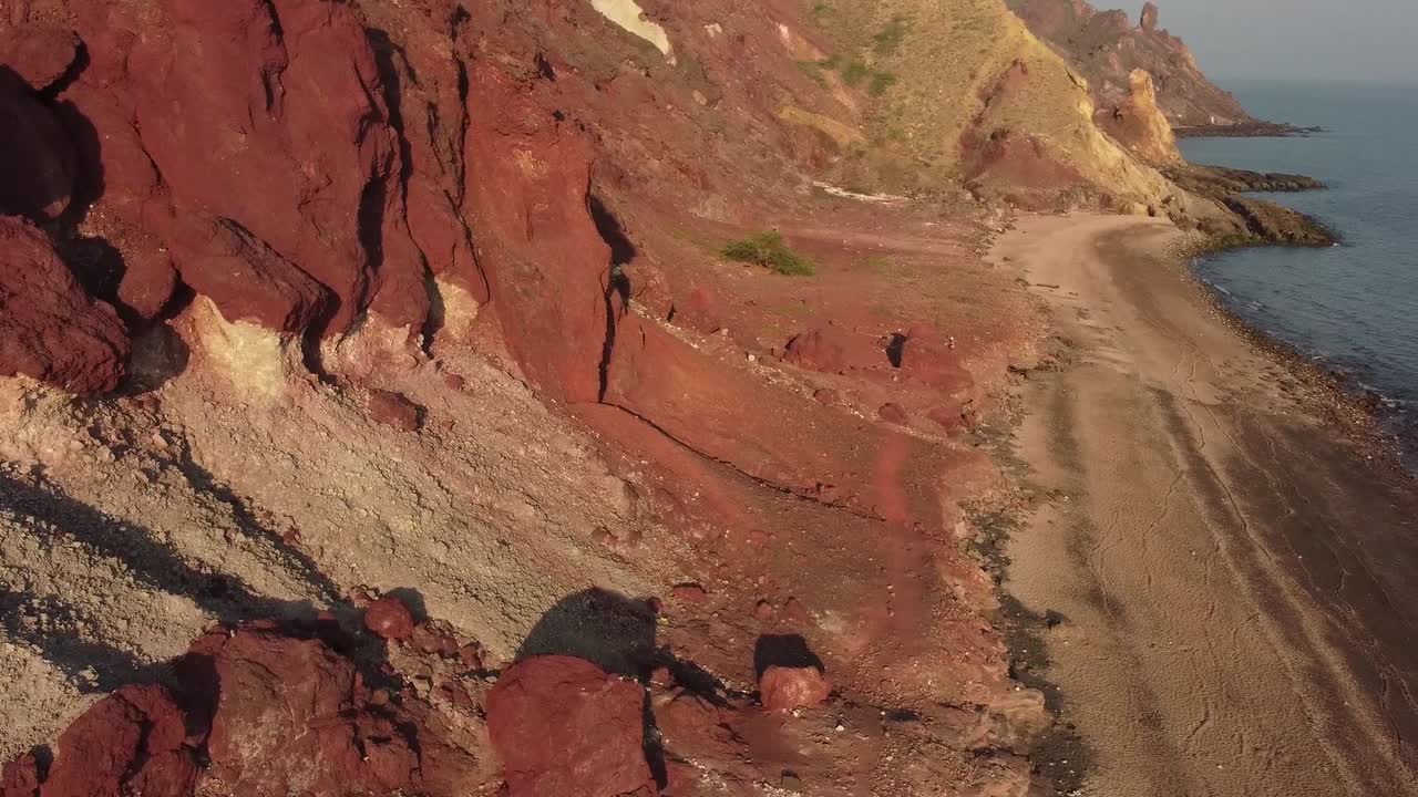 aterrizaje aéreo drone disparado en el mar línea de playa lugar costero acampada senderismo aventura marina y deporte de agua de mar surf yacht club en la orilla del mar en qatar iran frontera isla puerto arabia saudita turismo