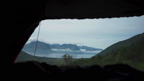 Tienda-De-Campaña-En-El-Techo-Del-Coche-Con-Vistas-Naturales-Al-Lago-De-Montaña-Al-Fondo