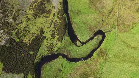 Luftaufnahme-Eines-Wunderschönen-Kleinen-Flusses,-Der-Wild-Durch-Die-Schottischen-Highlands-Fließt