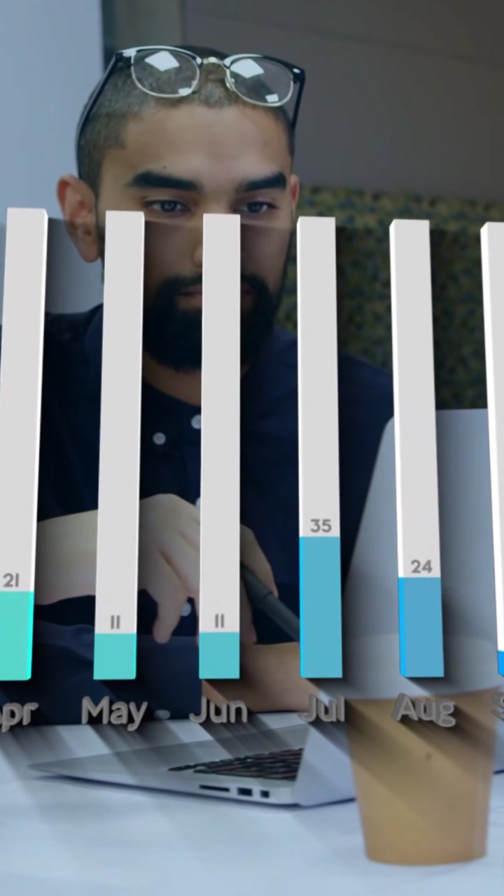 Video verticale: Analista di dati che digita sul laptop e indica mentre un grafico stimola la verifica dei risultati.