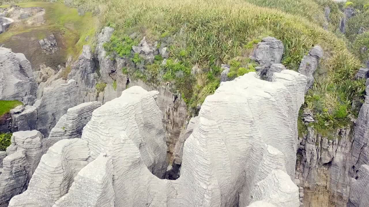 вид с дрона на скалы "блин" в доломит-пойнт, пунакаики, новая зеландия
