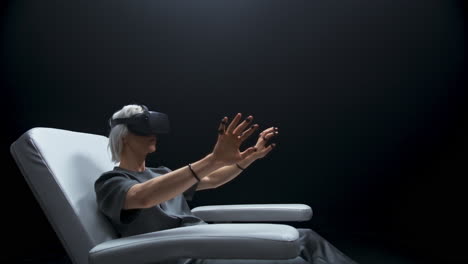 Guantes-De-Sensor-De-Tipo-Sorprendido-Sentado-En-Un-Sillón.-Dispositivo-Futuro-Hombre-Viendo-Una-Película-En-3D.